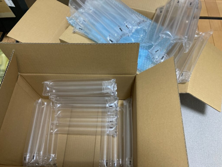 仕入れたノートパソコンが届いたときの段ボールと緩衝材